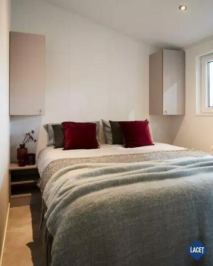 Schlafzimmer mit Doppelbett und schlichtem Design