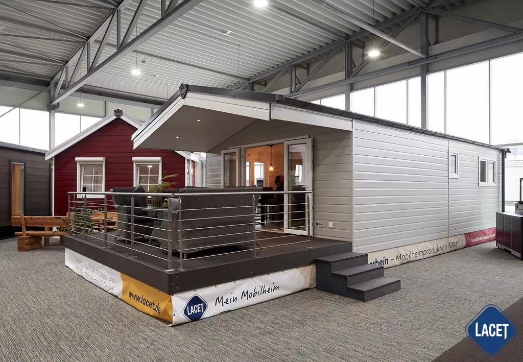 Modernes Mobilheim mit Terrasse in Ausstellungshalle