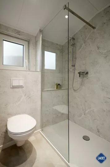 Helles Bad mit Dusche, WC und Fenster