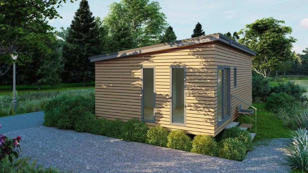 Modernes Tiny House mit Holzfassade und großer Fensterfront, umgeben von Grünflächen und Gartenweg
